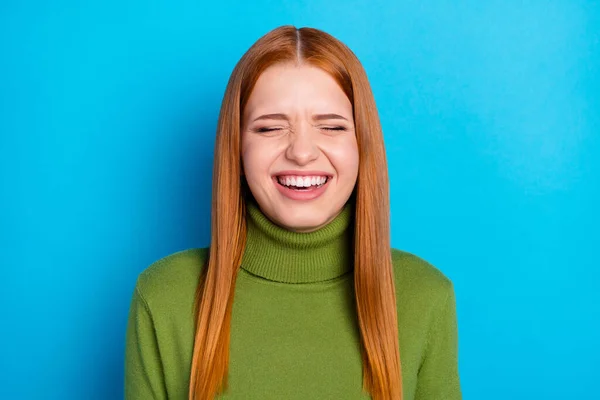 Portrét Atraktivní Veselý Extatické Červené Vlasy Dívka Lauging Lol Izolované — Stock fotografie