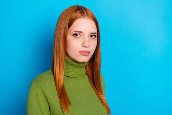 Фото Привлекательной Серьезной Спокойной Молодой Женщины Рыжие Волосы Лицо Изолированы — стоковое фото