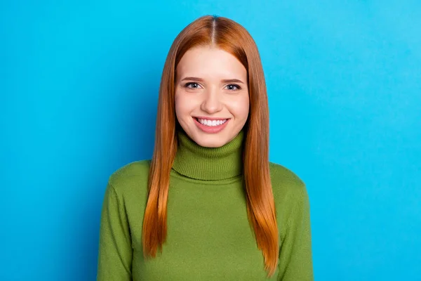 魅力的な明るい赤髪の女の子の肖像画暖かいプルオーバーを身に着けています明るい青の色の背景に隔離 — ストック写真