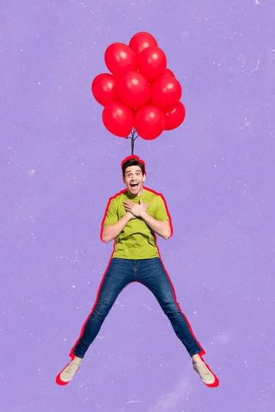 杂志图片上的时髦印象深刻的家伙驾驶红色气球 孤立的紫罗兰背景 — 图库照片
