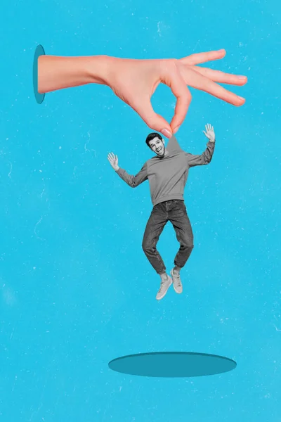 大きな腕の指の垂直複合コラージュ画像は 青の背景を描く上で分離ミニ正男黒白を保持しています — ストック写真