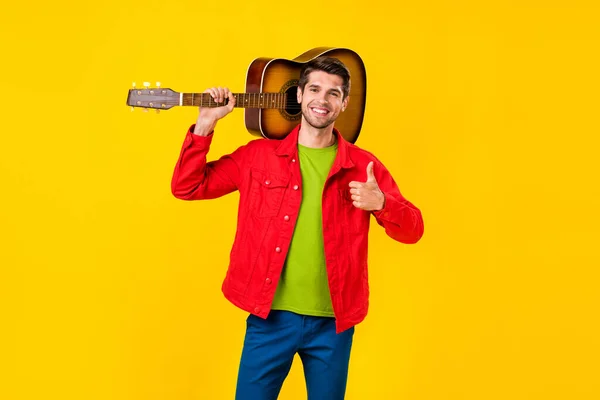 Retrato Chico Alegre Atractivo Sosteniendo Guitarra Mostrando Pulgar Aislado Sobre —  Fotos de Stock