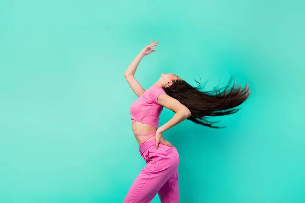 Genç Enerjik Bir Bayanın Profil Yan Görüntüsü Dans Pistinde Eğlen — Stok fotoğraf