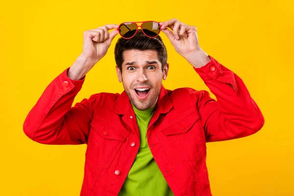 Fotografie Cool Tisíciletý Brunet Chlap Držet Brýle Nosit Červenou Košili — Stock fotografie