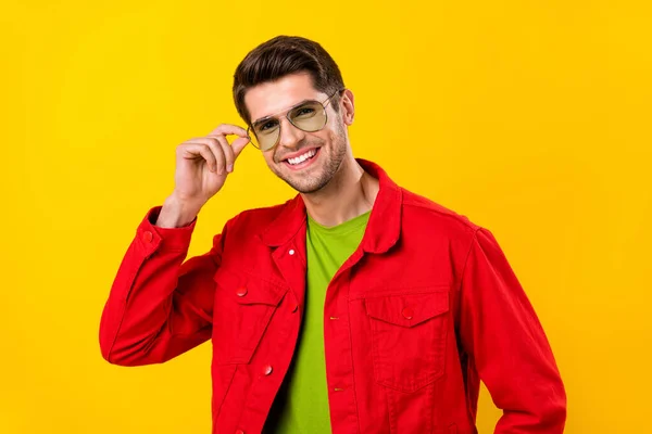 面白いミレニアルブルネットの男の写真黄色の背景に隔離された赤いシャツの眼鏡を着用 — ストック写真