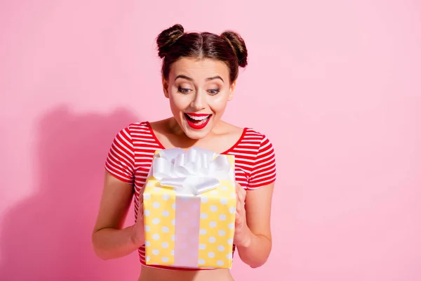 Foto Chica Asombrada Positiva Recibe Caja Regalo Deseable Aislado Fondo —  Fotos de Stock