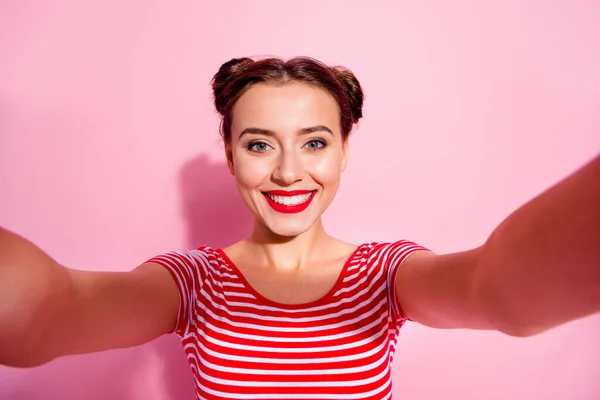 Neşeli Güzel Bir Kadının Fotoğrafı Kırpılmış Tişört Giyiyor Gülümsüyor Selfie — Stok fotoğraf