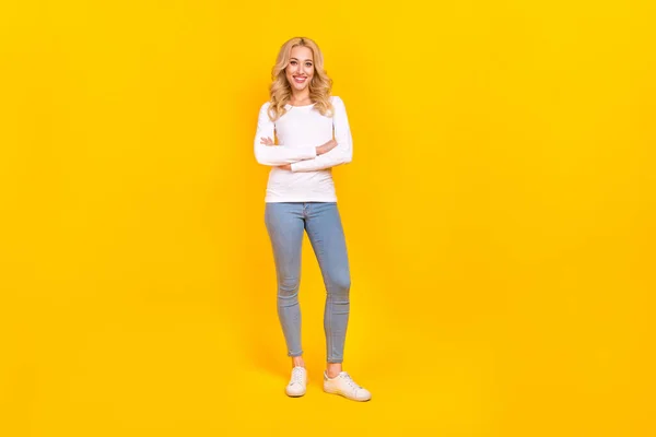 Photo Nice Millennial Blond Lady Crossed Arms Wear Shirt Jeans — Stockfoto