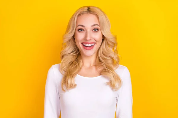 Etkilenmiş Beyaz Gömlekli Gülümseyen Ağzı Açık Sarı Renkli Bir Kadının — Stok fotoğraf