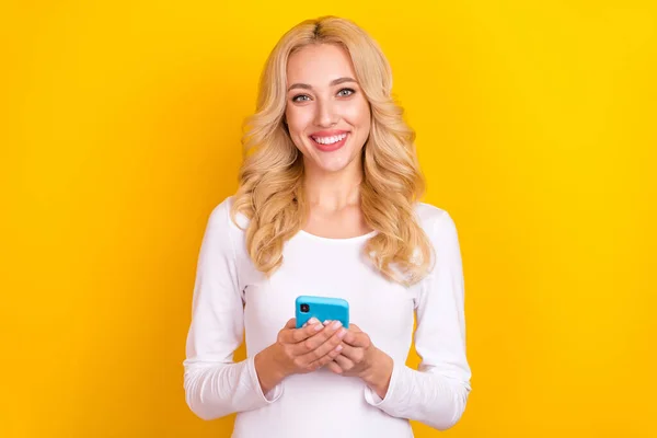 Фото Милої Тисячолітньої Блондинки Виглядає Телефон Білій Сорочці Ізольовано Жовтому — стокове фото