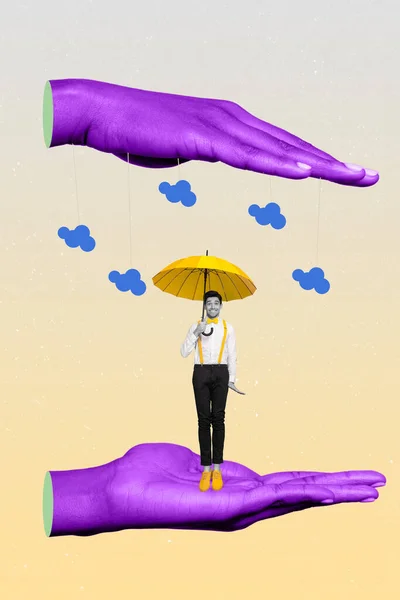 巨大な紫色の腕のヤシの垂直コラージュイラストは雲を保持小さな肯定的な男の傘は雨を保護 — ストック写真