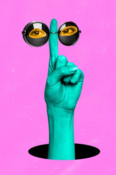 アートマガジン画像の緑の腕の穴が指の目の眼鏡を保持ピンクの背景を喘ぐ隔離 — ストック写真