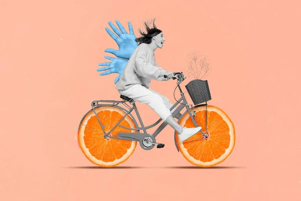 兴奋而积极的女孩的大学图片黑色的白色的颜色驱动自行车橙色片 而不是车轮拉回大手 — 图库照片