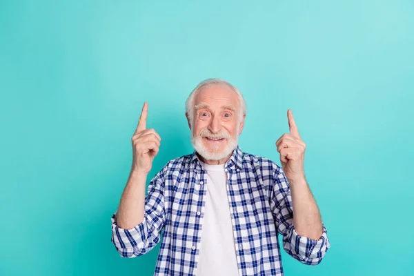 Foto Stilig Glad Morfar Främja Produkt Pekfingrar Tomt Utrymme Isolerad — Stockfoto