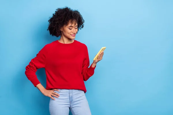 Photo Pretty Shiny Young Lady Dressed Red Pullover Chatting Modern — Stockfoto