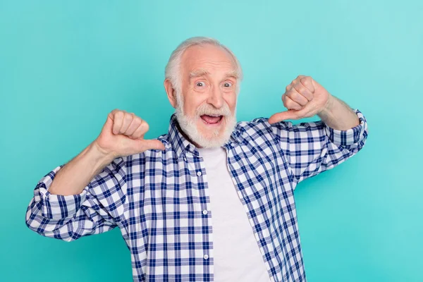 Foto Alegre Abuelo Lleno Alegría Mostrando Camisa Cuadros Fresco Aislado — Foto de Stock