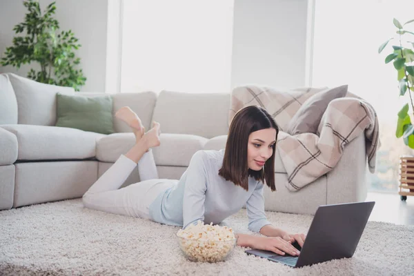 Foto Corpo Pieno Signora Positiva Posa Tappeto Pavimento Uso Wireless — Foto Stock