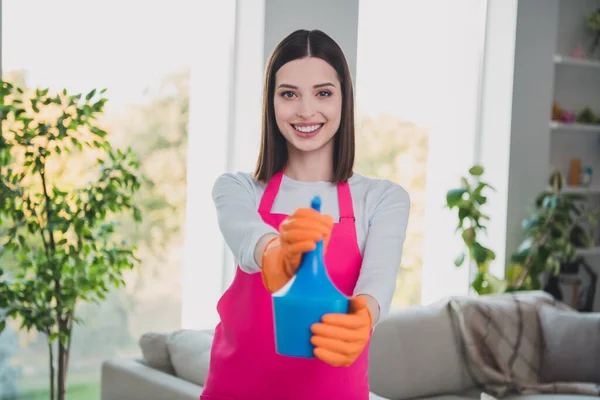 Retrato Pessoas Bonitas Positivas Mãos Segurar Limpeza Spray Garrafa Radiante — Fotografia de Stock