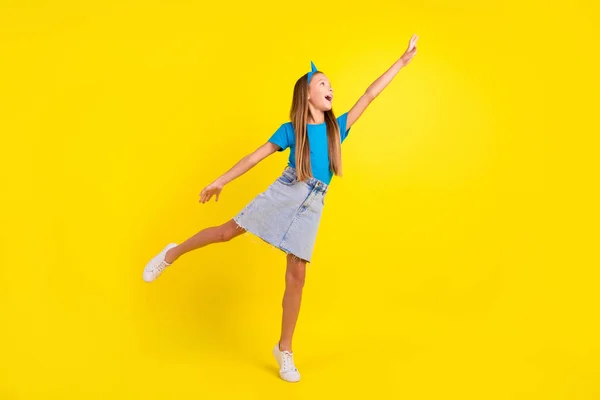 喜びました平和な女の子のフルボディポルノの手空の良い気分絶縁上の黄色の色の背景 — ストック写真