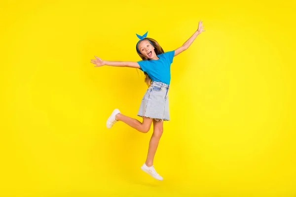 興奮したクレイジー女の子のジャンプの完全な長さの写真を持っています楽しい持ち上げ手の自由黄色の背景に隔離 — ストック写真