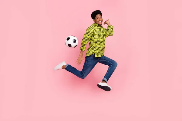 Foto Tamanho Completo Jovem Morena Funky Guy Jump Play Ball — Fotografia de Stock