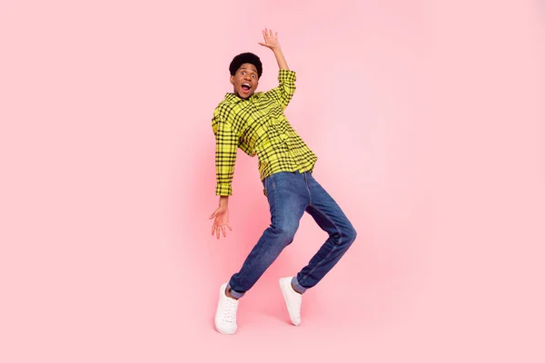 Ganzkörperfoto Von Millennial Lustigen Brünetten Kerl Tanz Tragen Hemd Jeans — Stockfoto