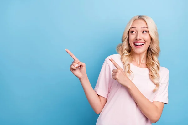 Foto Retrato Mujer Feliz Alegre Señalando Los Dedos Espacio Blanco — Foto de Stock