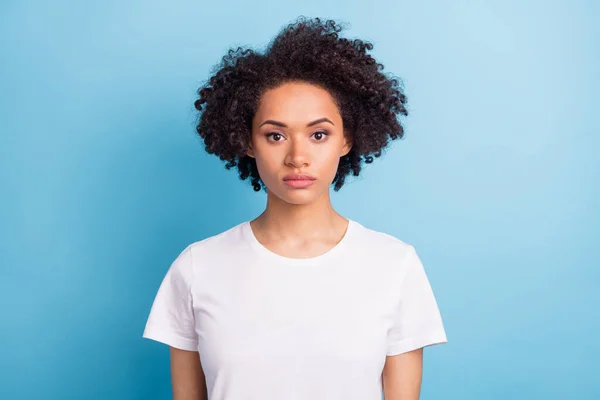 Retrato Una Joven Mujer Africana Guapa Seria Usando Una Camiseta —  Fotos de Stock