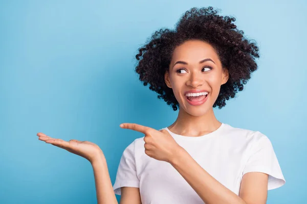 Retrato Jovem Bom Humor Alegre Sonhador Afro Menina Publicidade Produto — Fotografia de Stock