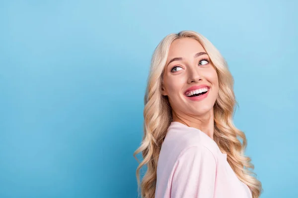 Foto Portret Blonde Vrouw Dragen Witte Kleren Zoek Copyspace Lachen — Stockfoto