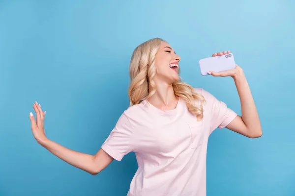 Photo Enjoy Millennial Blond Lady Sing Telephone Wear Pink Shirt — Stock Photo, Image