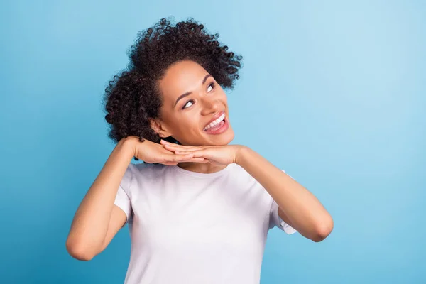 Photo Young Smiling Gorgeous Cheerful Afro Girl Look Copyspace Dreaming — Stockfoto