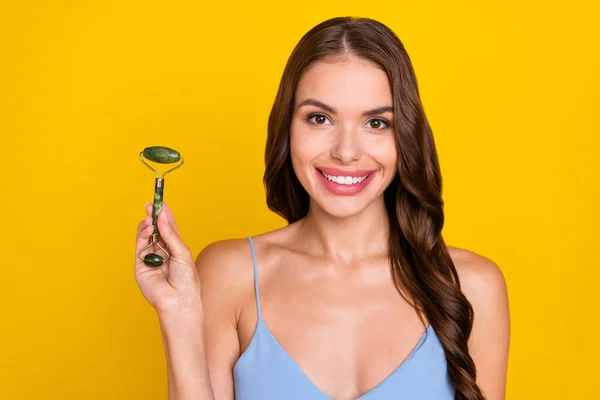 Photo Young Woman Happy Positive Smile Roller Jade Face Lifting — Stock Photo, Image