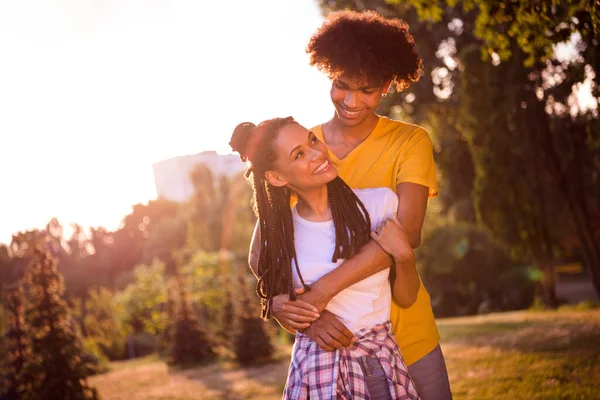 Portrait Von Attraktiven Fröhlichen Paar Umarmen Ausgaben Romantik Sonnigen Sonnenuntergang — Stockfoto