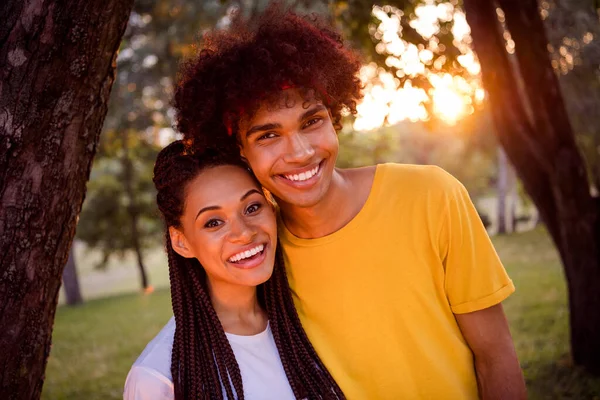 Retrato Atraente Afetuoso Casal Alegre Esposa Marido Família Abraçando Passar — Fotografia de Stock