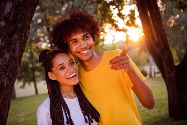 Photo Portrait Young Couple Wearing Casual Outfit Smiling Pointing Finger — Stockfoto