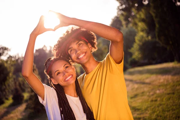 Foto Retrato Joven Pareja Caminando Juntos Verano Verde Parque Abrazos — Foto de Stock