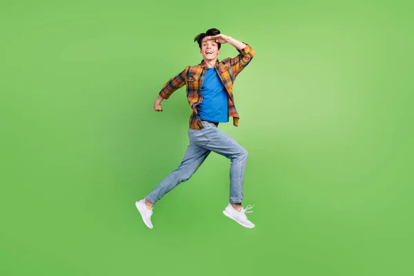 나간젊은 남자가 점프하는 모습의 프로필 배경에 고립된 청바지 운동화를 것처럼 — 스톡 사진