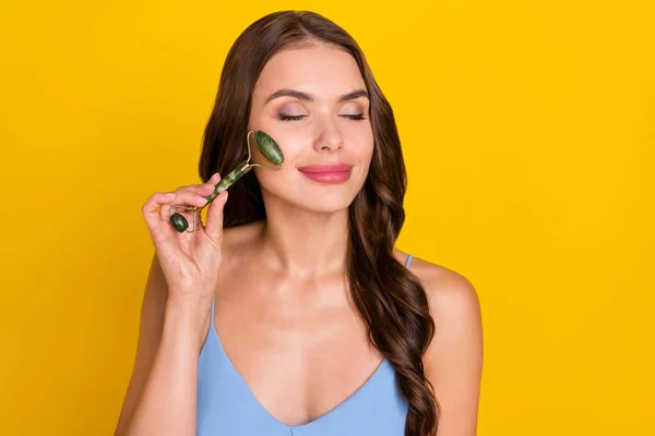 Foto Mujer Joven Feliz Sonrisa Positiva Cara Masaje Mejilla Perfecta — Foto de Stock