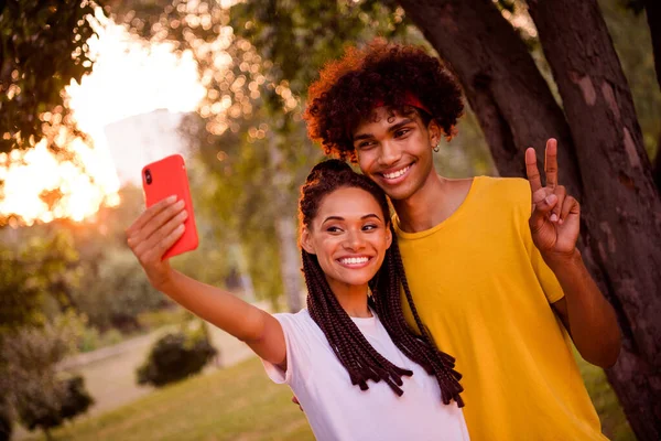 Portrait Handsome Beautiful Cheerful Couple Taking Making Selfie Showing Sign — Stockfoto