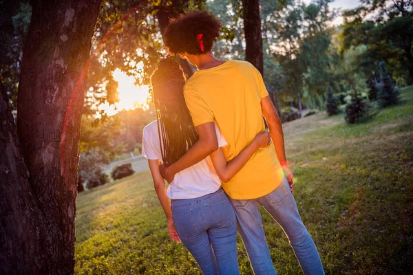 Traseiro Atrás Vista Retrato Atraente Casal Afetuoso Abraço Olhando Para — Fotografia de Stock