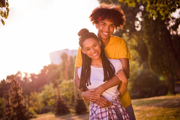 Foto Retrato Pareja Joven Caminando Juntos Parque Verde Verano Cogidos — Foto de Stock