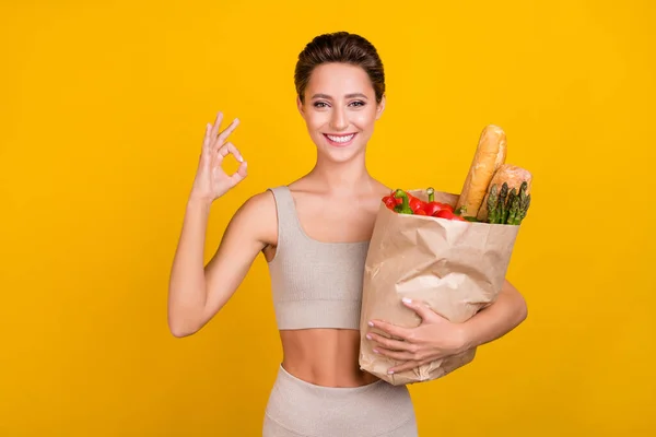 Foto Supermercado Comprador Senhora Segurar Comida Pacote Mostrar Okey Desgaste — Fotografia de Stock