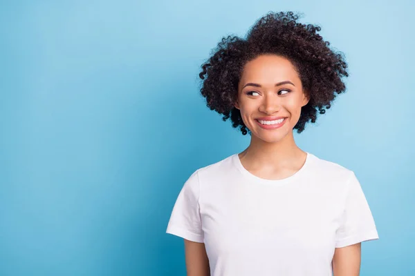 Retrato Alegre Sorridente Sonhador Afro Americano Menina Com Chevelure Olhar — Fotografia de Stock