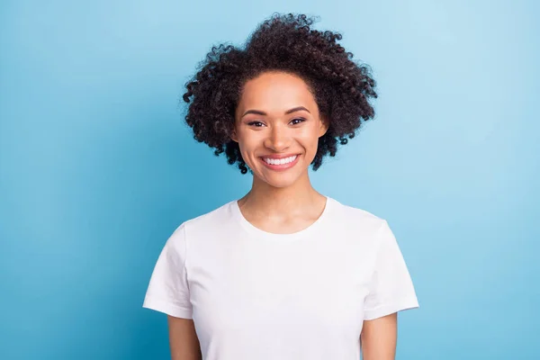 Retrato Una Joven Encantadora Mujer Alegre Buen Humor Con Nuevas —  Fotos de Stock