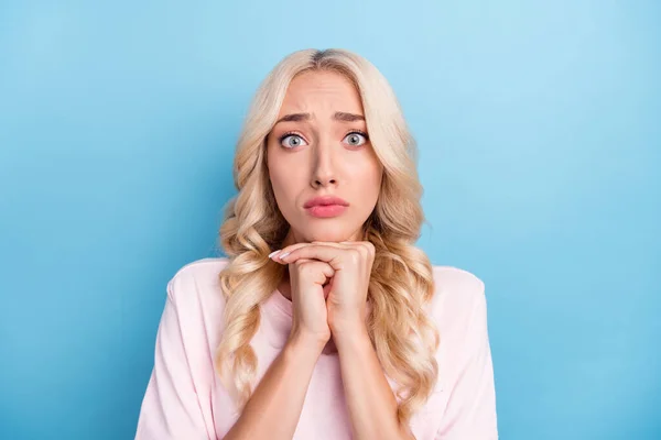 Foto Retrato Mujer Triste Pidiendo Deseo Necesita Ayuda Aislado Pastel — Foto de Stock