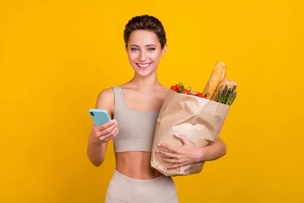 Retrato Menina Alegre Atraente Usando Dispositivo Compra Ordenação Nutrição Eco — Fotografia de Stock