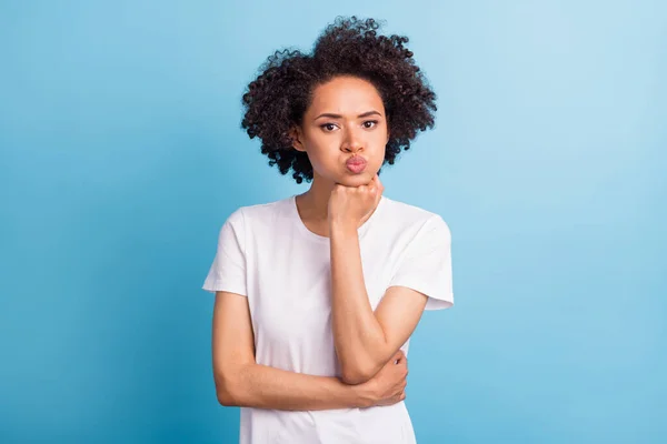 Portrét Mladé Negativní Nálady Naštvaný Zdůraznil Afro Dívka Našpulené Rty — Stock fotografie