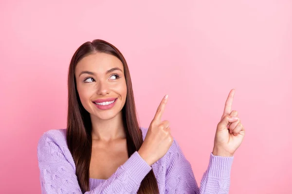 Foto Carino Affascinante Giovane Donna Vestita Vestiti Viola Cercando Dita — Foto Stock