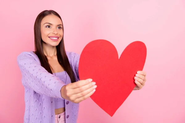 Genç Pozitif Kadının Ele Tutuşan Kalp Şekli Pembe Arka Planda — Stok fotoğraf